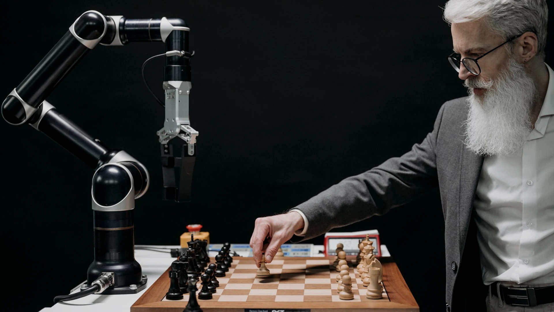 Engineer evaluating moves with a collaborative robotic arm during agile AI implementation