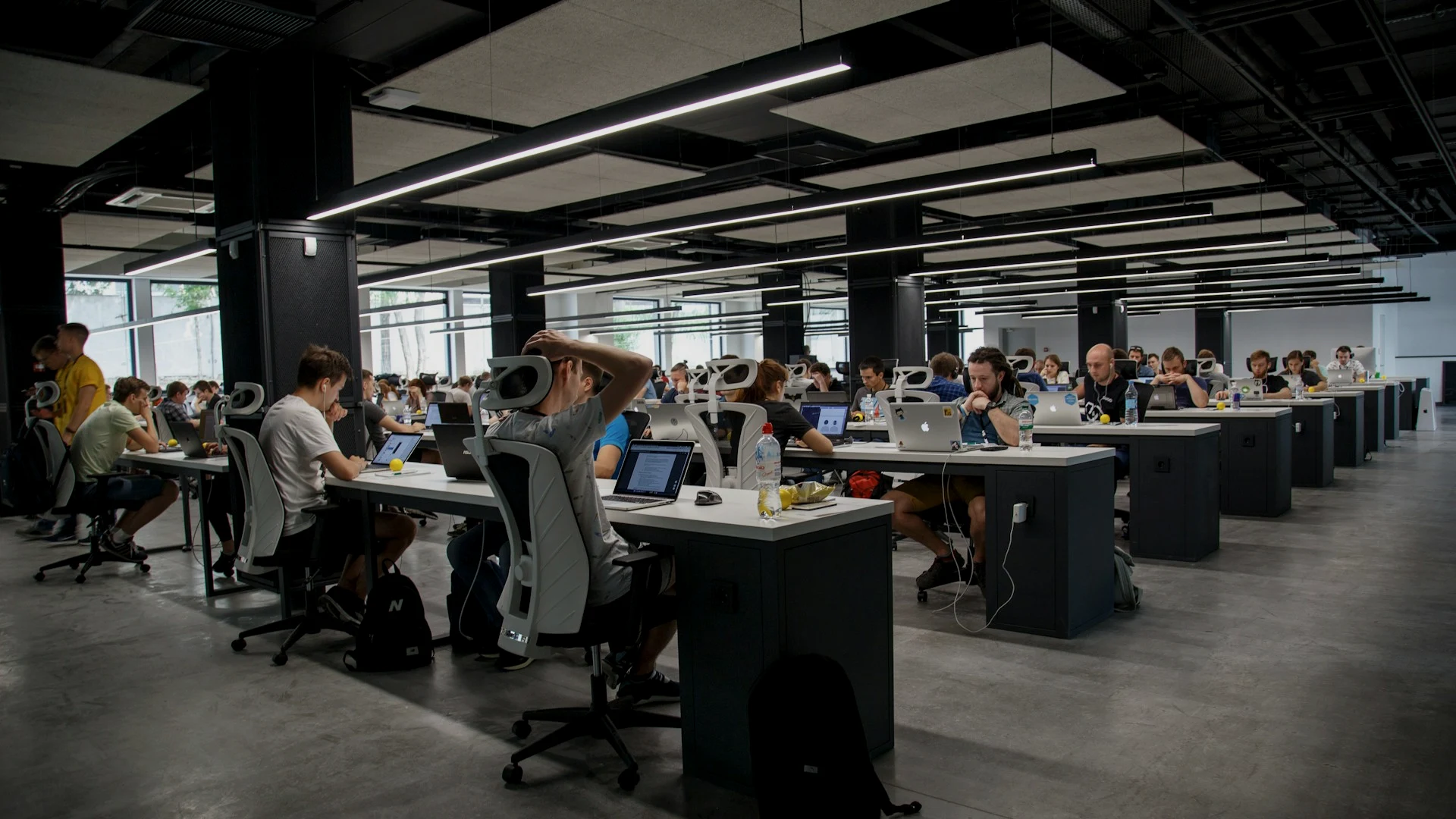 Cloud engineering team planning migration waves and rollback criteria in an open workspace